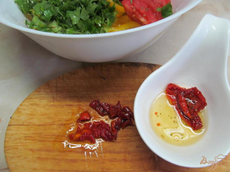 Фото приготовление рецепта: Летний салат с творогом и вялеными помидорами шаг №5