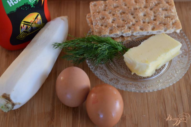 Фото приготовление рецепта: Бутерброд с дайконом и яичным салатом шаг №1