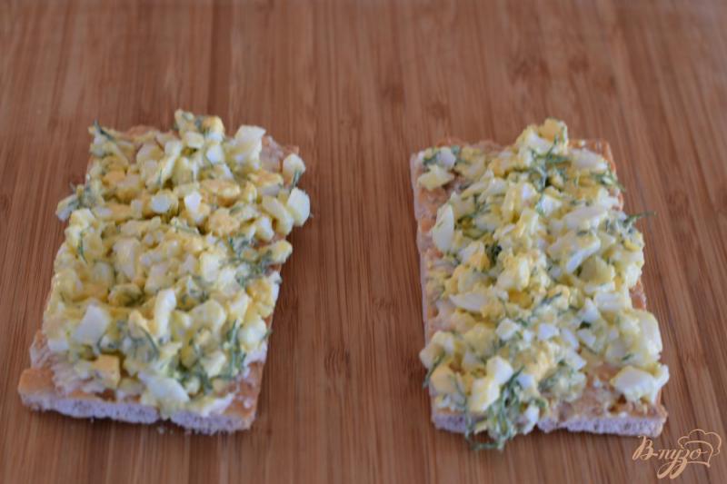 Фото приготовление рецепта: Бутерброд с дайконом и яичным салатом шаг №5