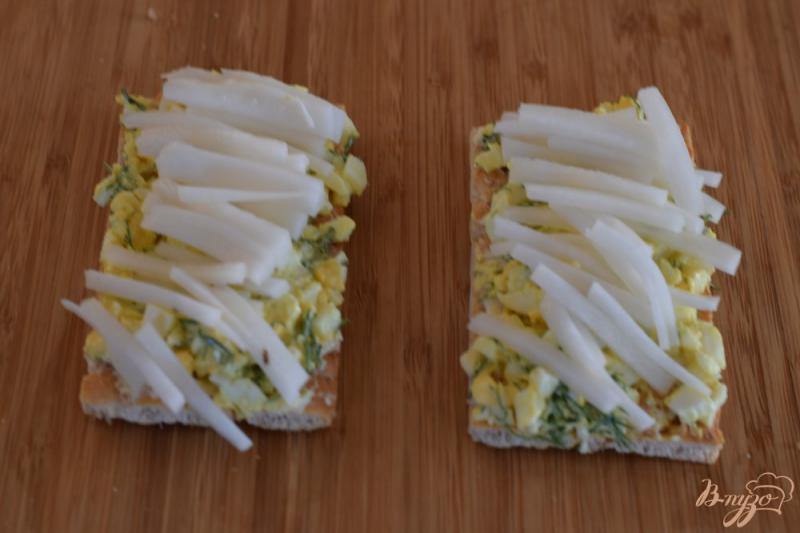 Фото приготовление рецепта: Бутерброд с дайконом и яичным салатом шаг №7