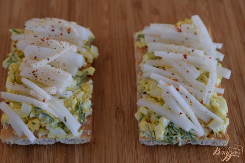 Фото приготовление рецепта: Бутерброд с дайконом и яичным салатом шаг №8