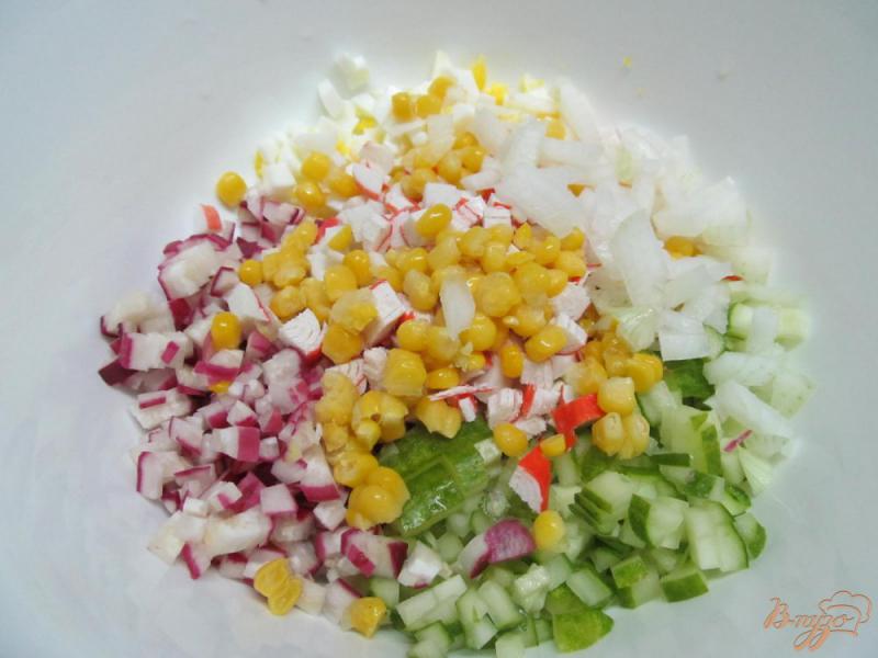 Фото приготовление рецепта: Салат из крабовых палочек с редисом и огурцом шаг №4