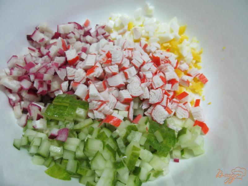 Фото приготовление рецепта: Салат из крабовых палочек с редисом и огурцом шаг №3