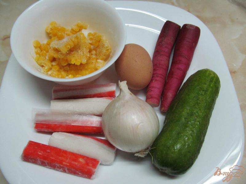 Фото приготовление рецепта: Салат из крабовых палочек с редисом и огурцом шаг №1