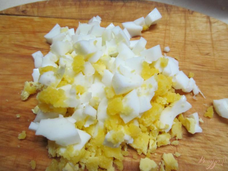 Фото приготовление рецепта: Салат из крабовых палочек с редисом и огурцом шаг №2