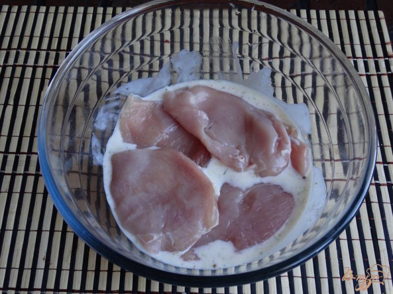 Фото приготовление рецепта: Куриное филе в кефирно-лаймовом маринаде шаг №5