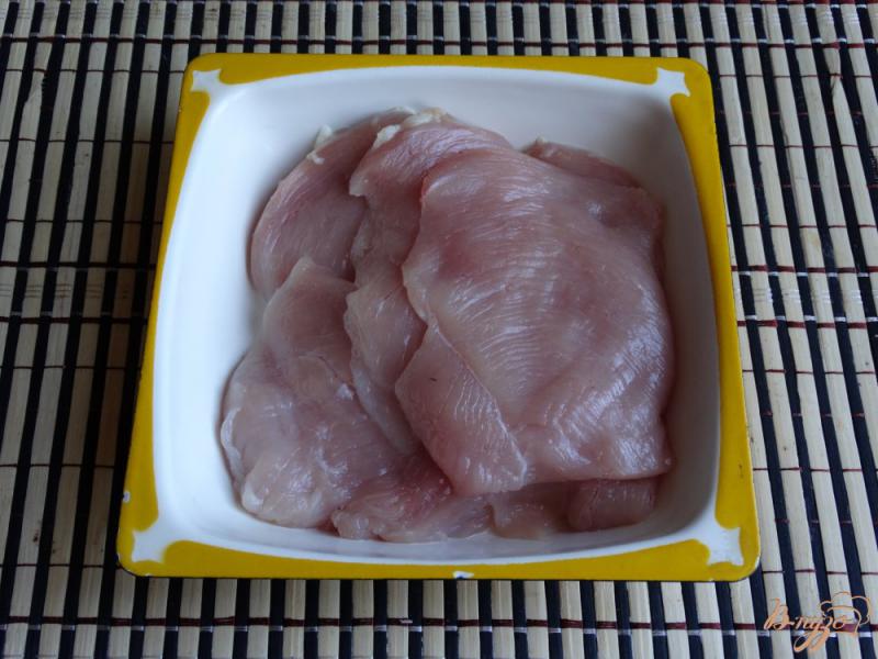 Фото приготовление рецепта: Куриное филе в кефирно-лаймовом маринаде шаг №4