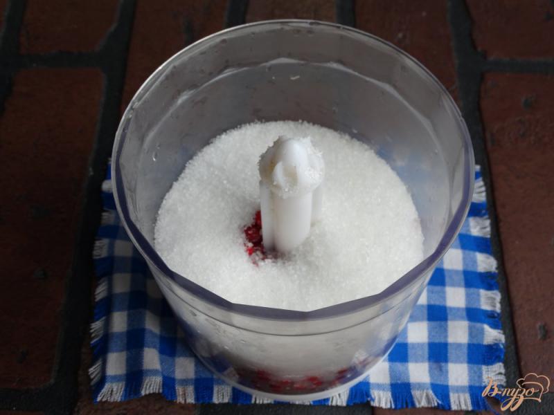 Фото приготовление рецепта: Брусника протертая с сахаром шаг №3