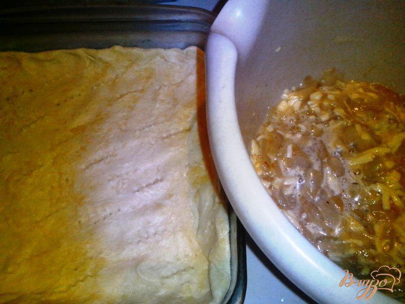 Фото приготовление рецепта: Луковый пирог с сыром шаг №5