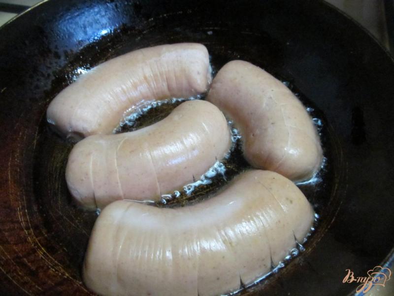 Фото приготовление рецепта: Картофель с грибами и сарделькой шаг №3