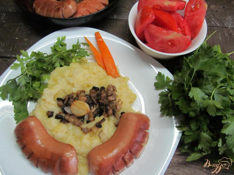 Фото приготовление рецепта: Картофель с грибами и сарделькой шаг №5