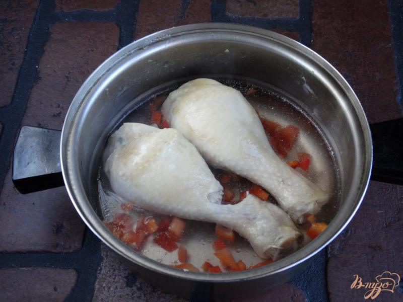 Фото приготовление рецепта: Куриные голени с кус-кусом и болгарским перцем шаг №3