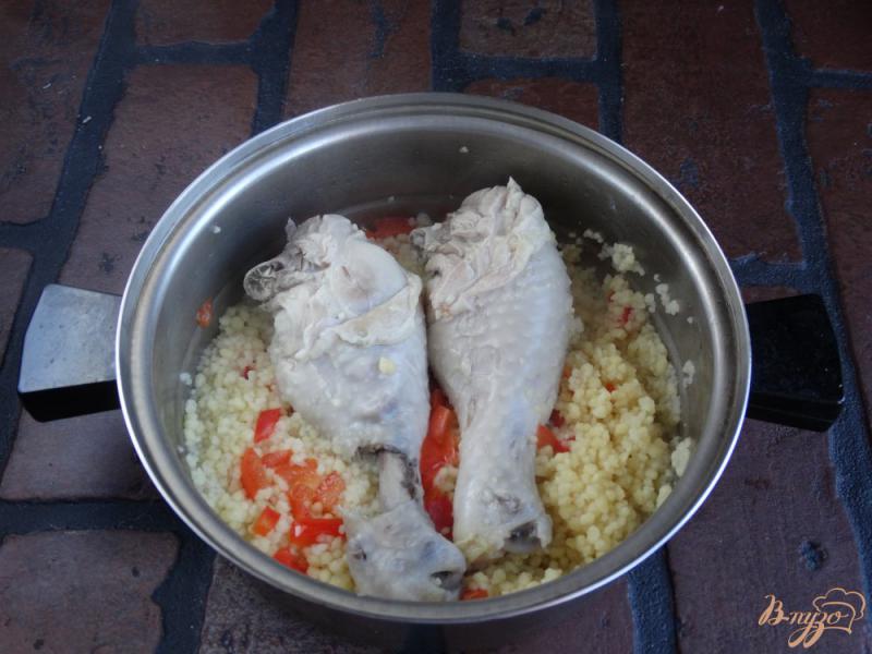Фото приготовление рецепта: Куриные голени с кус-кусом и болгарским перцем шаг №5