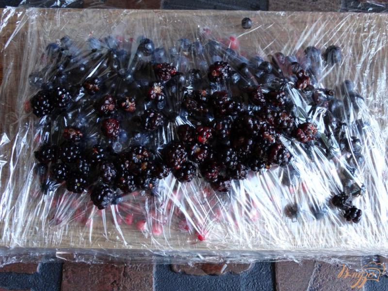 Фото приготовление рецепта: Замороженная компотная смесь из лесных ягод шаг №5