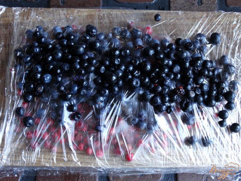 Фото приготовление рецепта: Замороженная компотная смесь из лесных ягод шаг №4