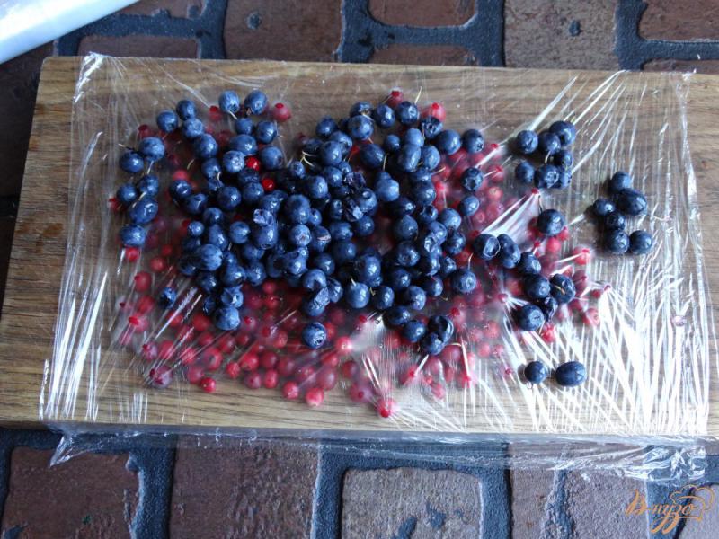 Фото приготовление рецепта: Замороженная компотная смесь из лесных ягод шаг №3