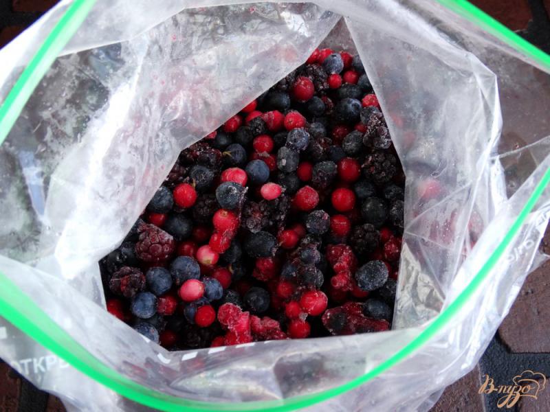 Фото приготовление рецепта: Замороженная компотная смесь из лесных ягод шаг №6