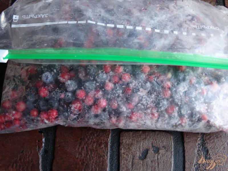 Фото приготовление рецепта: Замороженная компотная смесь из лесных ягод шаг №7