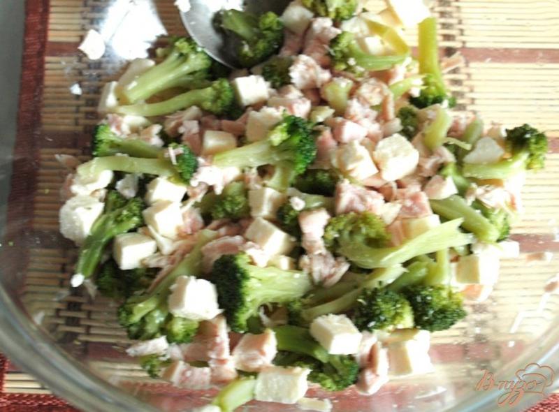 Фото приготовление рецепта: Салат с брокколи, курицей и брынзой шаг №3