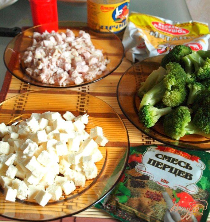 Фото приготовление рецепта: Салат с брокколи, курицей и брынзой шаг №1