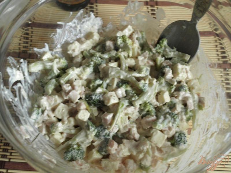 Фото приготовление рецепта: Салат с брокколи, курицей и брынзой шаг №5