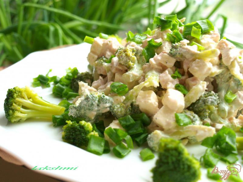 Фото приготовление рецепта: Салат с брокколи, курицей и брынзой шаг №6
