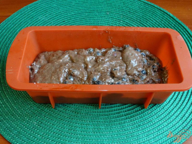 Фото приготовление рецепта: Кекс с голубикой и какао шаг №9