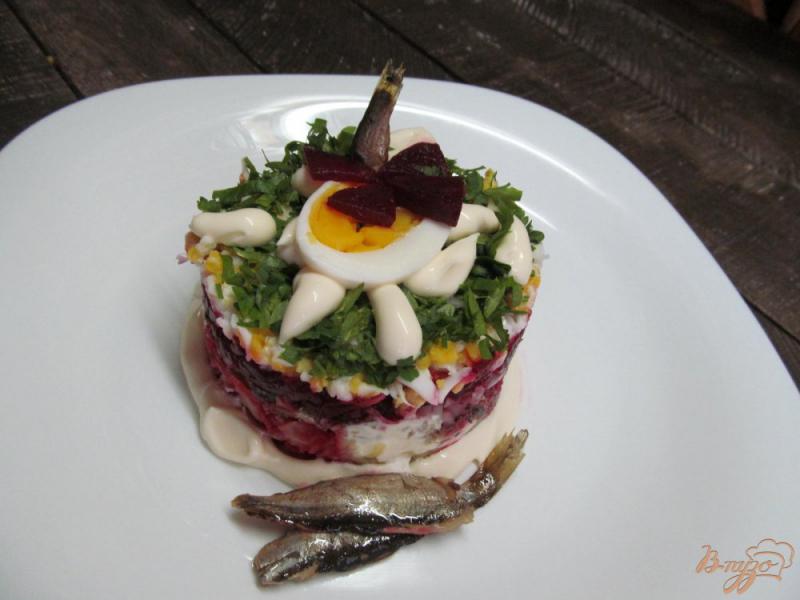 Фото приготовление рецепта: Салат со шпротами и маринованной свеклой шаг №6