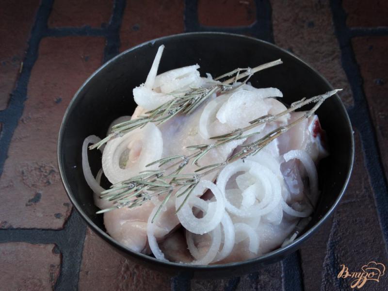 Фото приготовление рецепта: Куриные бедра запеченные с локвой и розмарином шаг №2