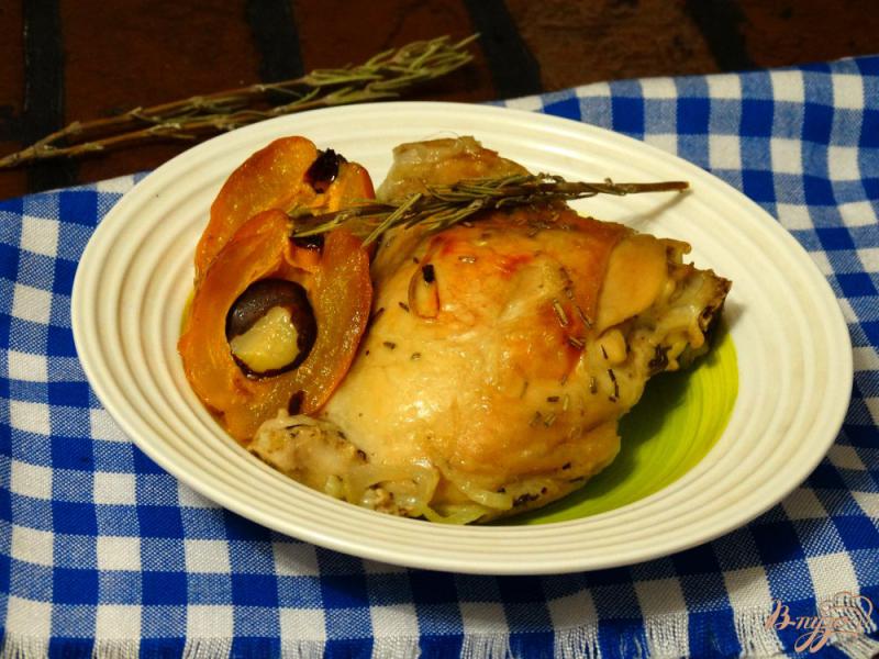 Фото приготовление рецепта: Куриные бедра запеченные с локвой и розмарином шаг №6