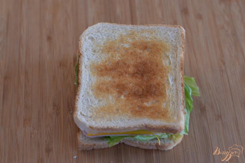 Фото приготовление рецепта: Бутерброд с ветчиной и сыром шаг №8