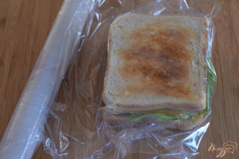 Фото приготовление рецепта: Бутерброд с ветчиной и сыром шаг №9