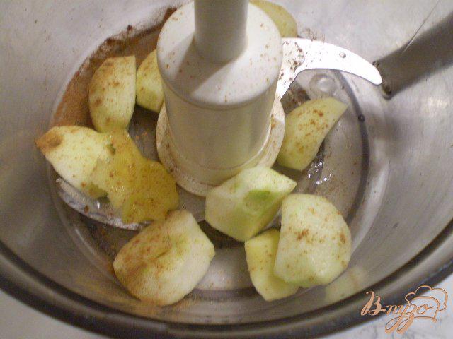 Фото приготовление рецепта: Яблочное пюре с медом и корицей шаг №3