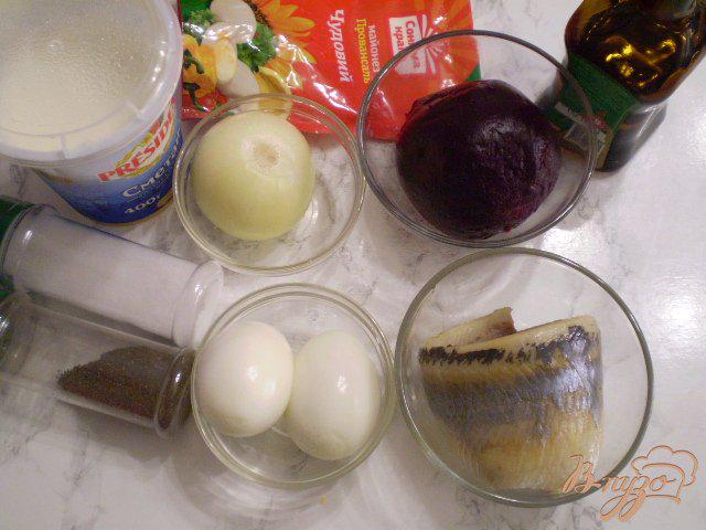 Фото приготовление рецепта: Салат с селедкой и маринованным луком шаг №1