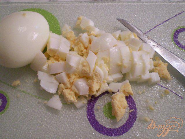 Фото приготовление рецепта: Салат с селедкой и маринованным луком шаг №5