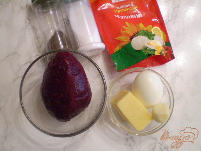 Фото приготовление рецепта: Салат свекольный с яйцом и сыром шаг №1