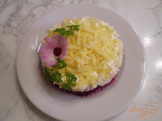Фото приготовление рецепта: Салат свекольный с яйцом и сыром шаг №4