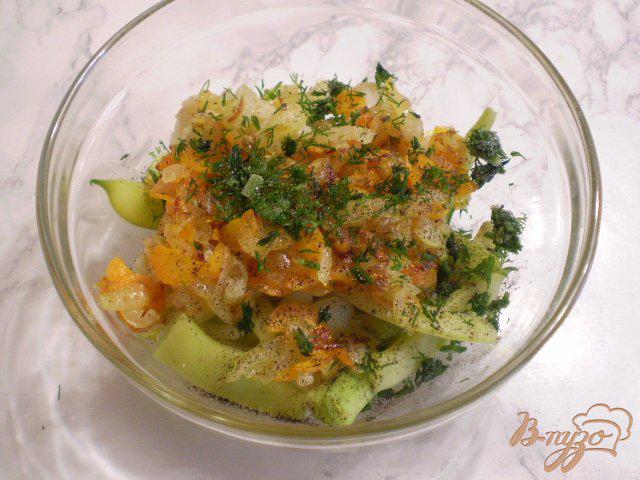 Фото приготовление рецепта: Салат без майонеза из капусты и фасоли шаг №6