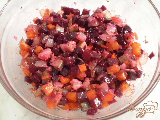 Фото приготовление рецепта: Салат из селедки с овощами и чесноком шаг №5