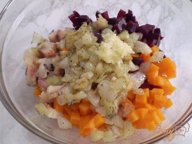 Фото приготовление рецепта: Салат из селедки с овощами и чесноком шаг №4