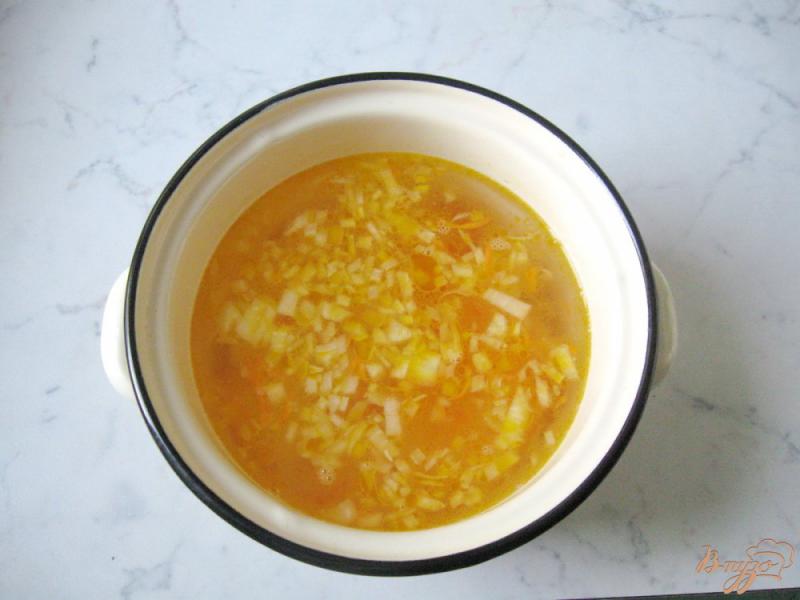 Фото приготовление рецепта: Диетический суп с куриными кнелями и рисом шаг №3