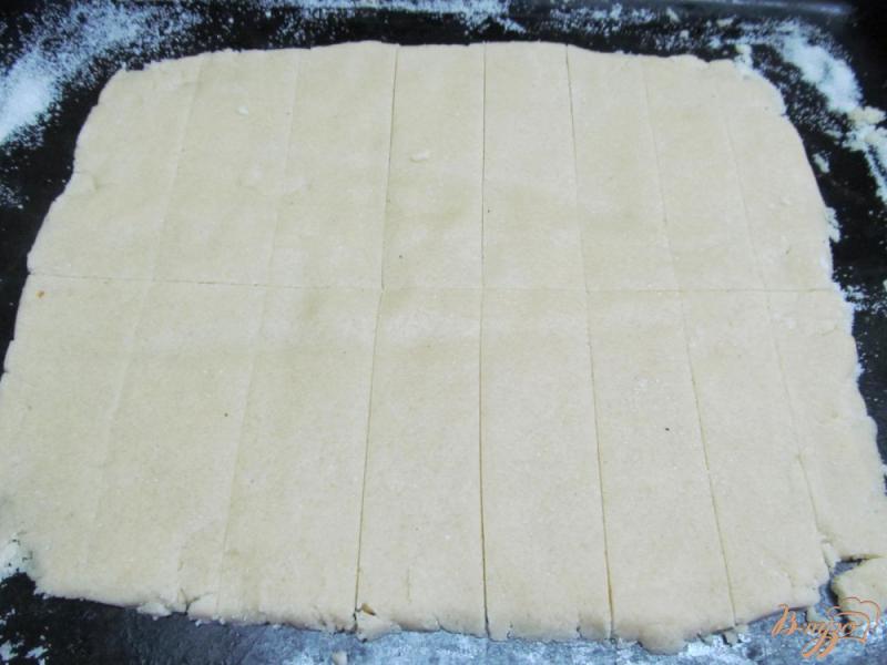 Фото приготовление рецепта: Песочное печенье с карамельным соусом шаг №3