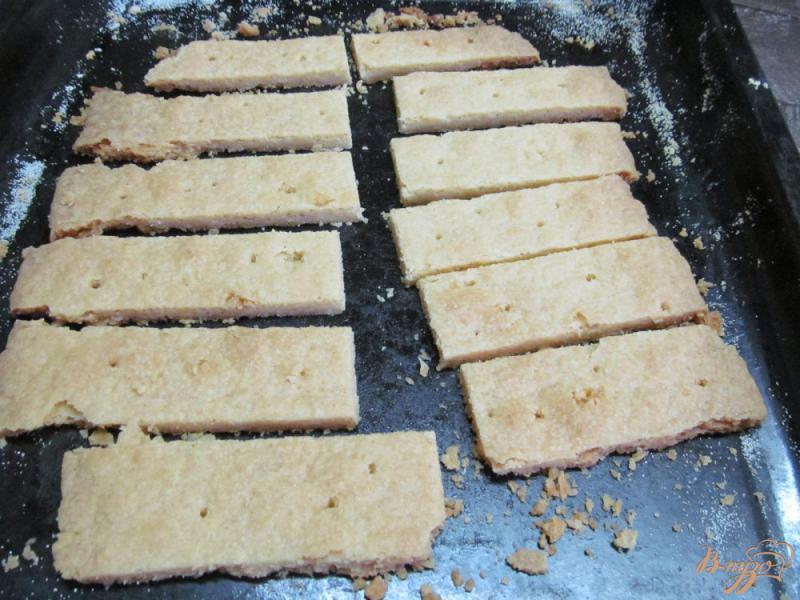 Фото приготовление рецепта: Песочное печенье с карамельным соусом шаг №5