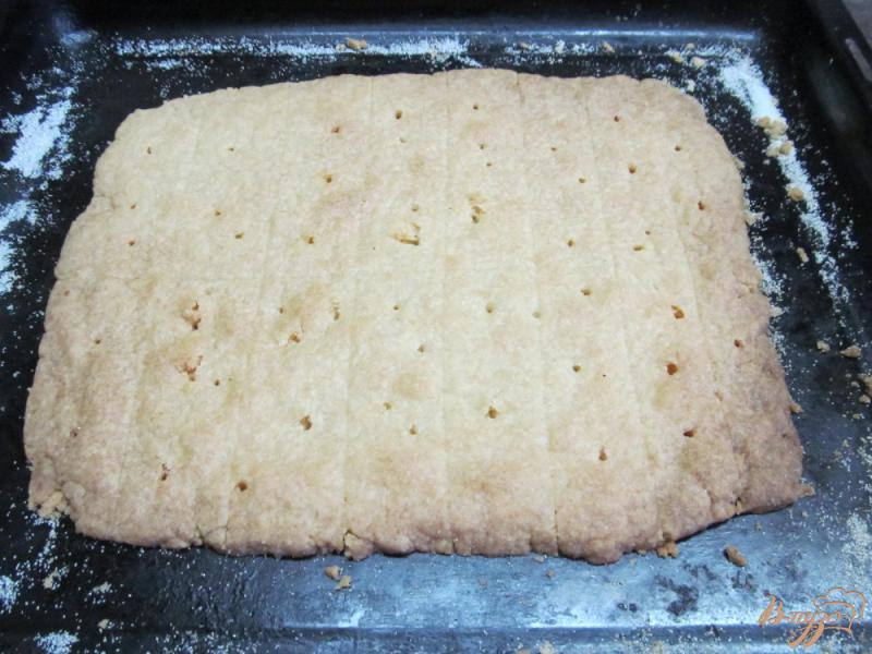 Фото приготовление рецепта: Песочное печенье с карамельным соусом шаг №4