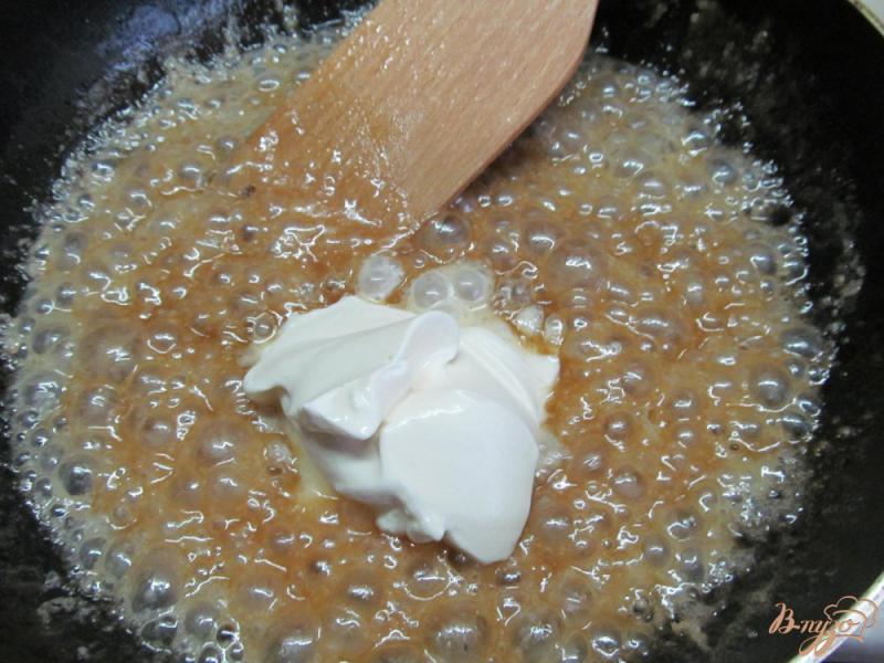 Фото приготовление рецепта: Песочное печенье с карамельным соусом шаг №8