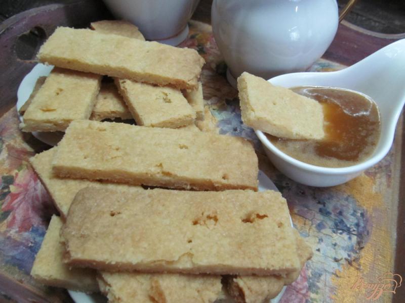 Фото приготовление рецепта: Песочное печенье с карамельным соусом шаг №10