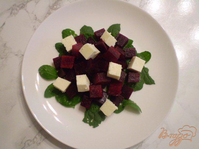 Фото приготовление рецепта: Салат со свеклой, сыром и рукколой шаг №4
