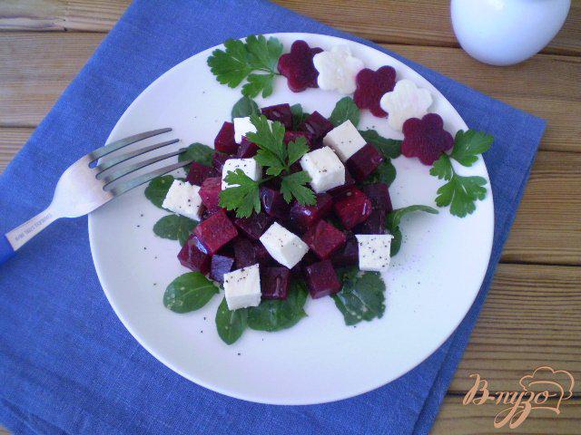 Фото приготовление рецепта: Салат со свеклой, сыром и рукколой шаг №6