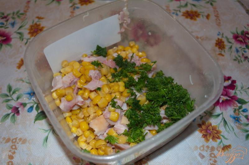 Фото приготовление рецепта: Салат Необычный с ананасами шаг №3
