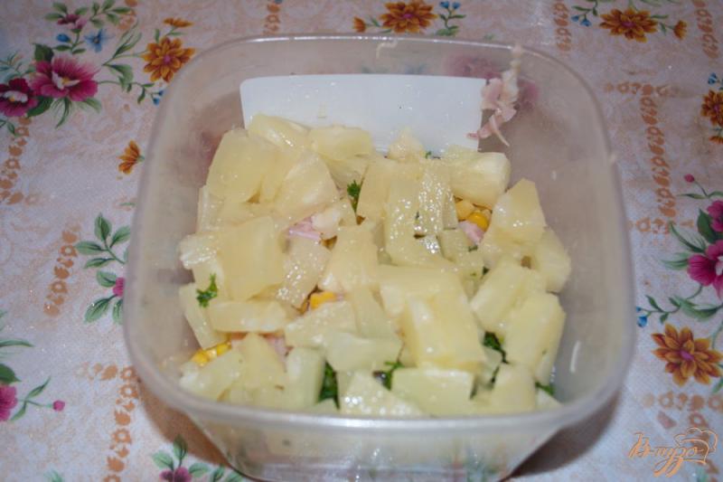 Фото приготовление рецепта: Салат Необычный с ананасами шаг №4
